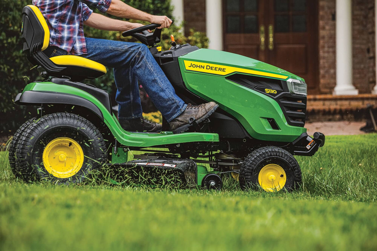 John Deere S130 Riding Lawn Mower 42-in 22-HP V-Twin Gas Riding Lawn Mower | BG21273